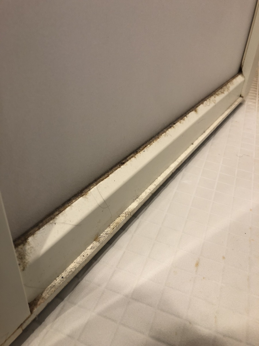 浴室クリーニング 浴室ドア 扉 部分の汚れ 水垢除去